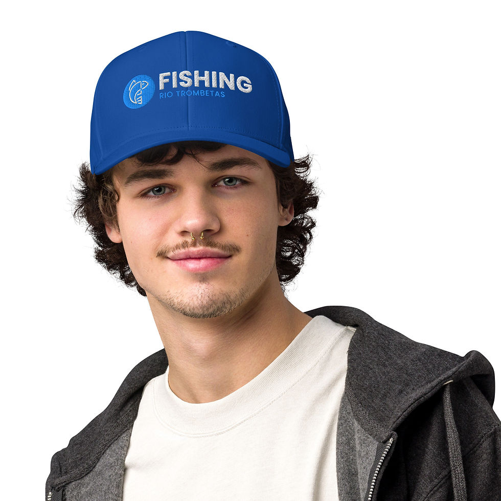 Miniatura: Modelo masculino com boné Adidas Fishing Rio Trombetas azul royal, evidenciando design versátil e proteção para aventuras ao
