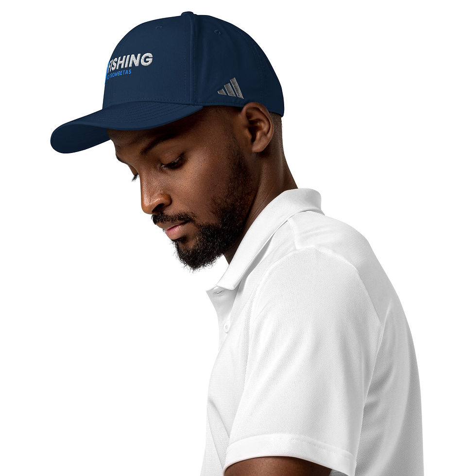 Miniatura: Modelo masculino com boné Adidas Fishing Rio Trombetas azul royal, evidenciando design versátil e proteção para aventuras ao