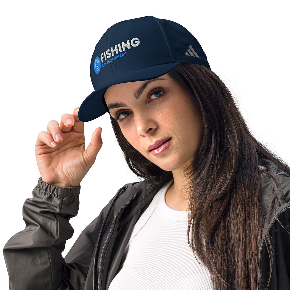 Miniatura: Modelo segurando boné Adidas Fishing Rio Trombetas azul royal com foco no logotipo da adidas bordado e acabamento de alta qua