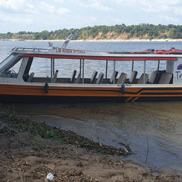 Lancha rápida até Cachoeira Porteira – paisagens incríveis no caminho.