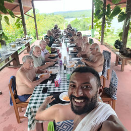 Almoço do Grupo com Buffet ao Fundo