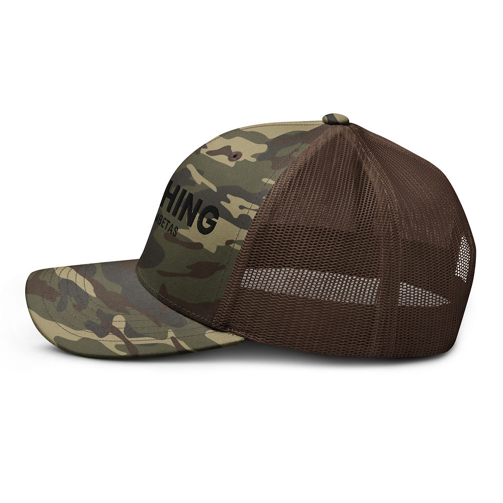 Miniatura: Boné camuflado preto visto do lado esquerdo, destacando aba curva e combinação de algodão frontal com tela na parte traseira.