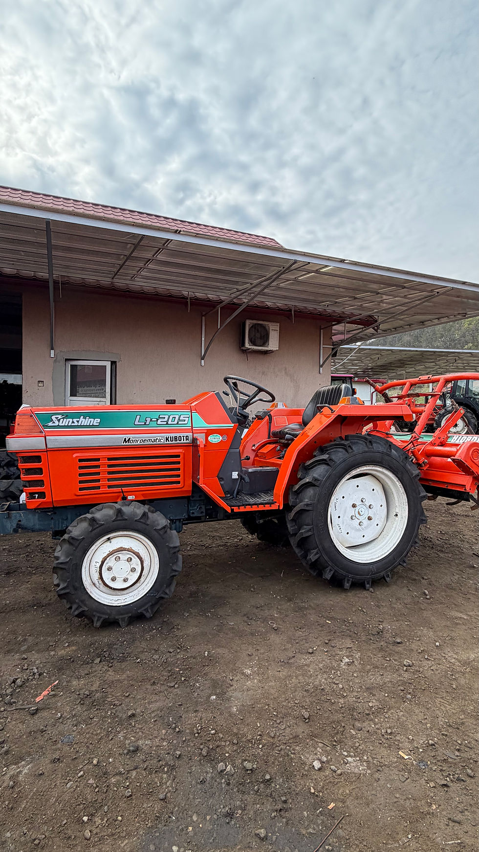 Miniatură: Tractor japonez Kubota Sunshine L1-205 – fiabilitate și performanță