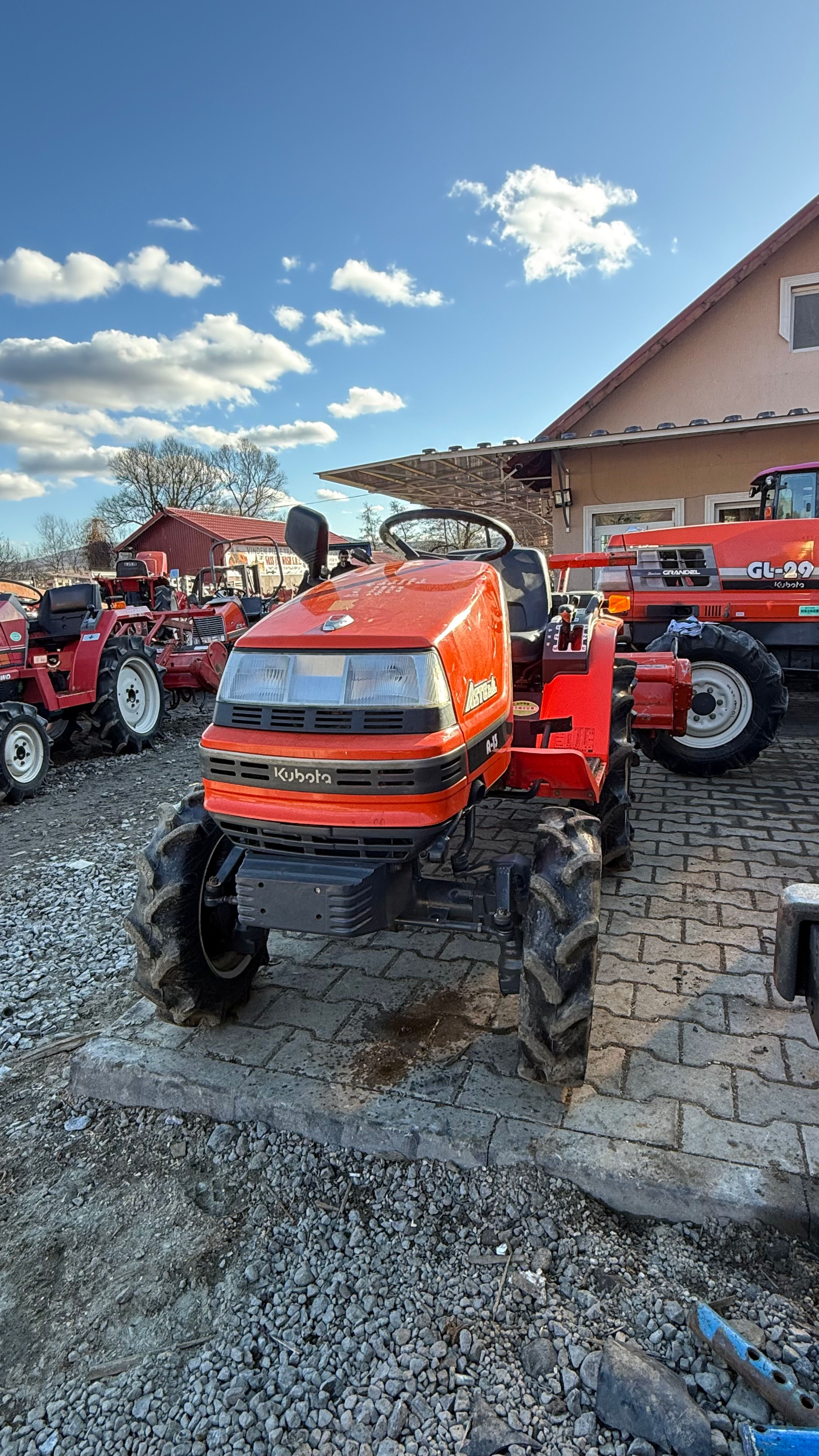 š Kubota A-13 ā Tractor japonez compact Či fiabil