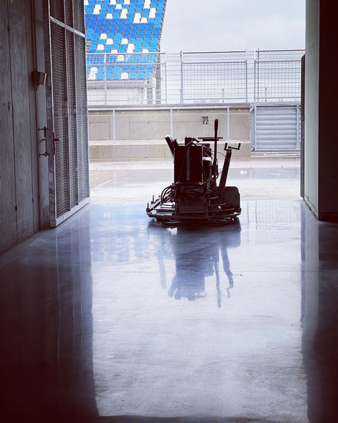 Tartós és sima betonfelület a versenypályák