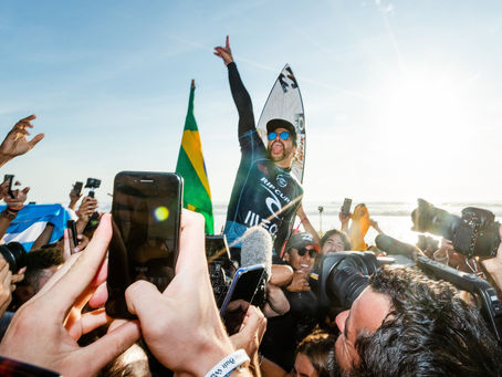 Ítalo Ferreira vence em Peniche, toma a lycra amarela de Medina, e esquenta a briga pelo título