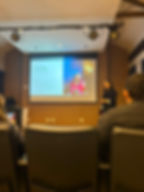 Palestra sobre comunicação e liderança em auditório.