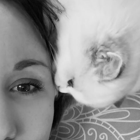portrait-eleveuse-avec-son-chaton.jpg
