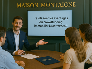 Un conseiller Maison Montaigne présente les avantages du crowdfunding immobilier à Marrakech à trois clients, dans un bureau élégant décoré de moulures vert foncé. Sur un écran derrière lui, on peut lire la question : « Quels sont les avantages du crowdfunding immobilier à Marrakech ? ». Le logo Maison Montaigne est visible en lettres dorées au mur, et une pochette bleue siglée repose sur la table.