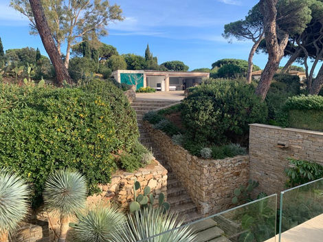 Une adresse unique à Saint-Tropez, où le glamour rencontre la beauté naturelle de la Côte d'Azur.
Saisissez l'occasion rare de posséder un bien d'exception à Saint-Tropez, symbole de luxe et de sérénité.
Saint-Tropez, le refuge des célébrités, vous propose un style de vie incomparable dans une propriété exclusive.
Un cadre exceptionnel pour une vie au rythme des vagues et des couchers de soleil somptueux.