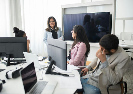 De equipos colapsados a información disponible en chatbots que nunca duermen. De dashboards descriptivos a análisis de calidad.