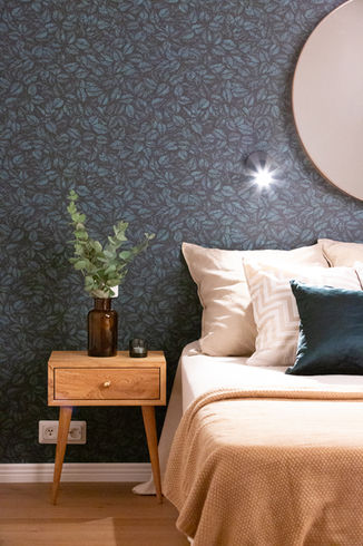 Tunnelmallinen makuuhuone sisustussuunnittelulla.