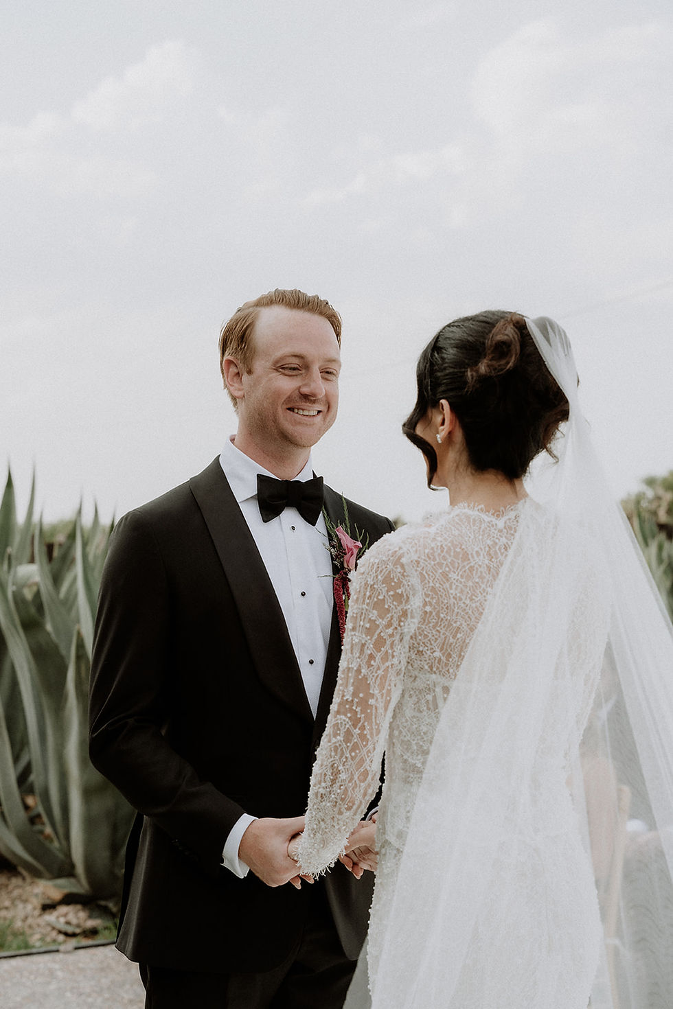 Boda en San Miguel de Allende, novios amorosos. boda elegante