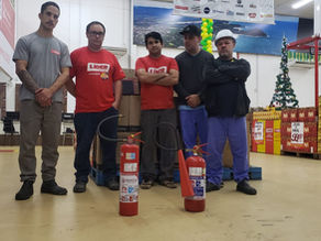 Colaboradores participam de treinamento de medidas de prevenção e combate a incêndio 