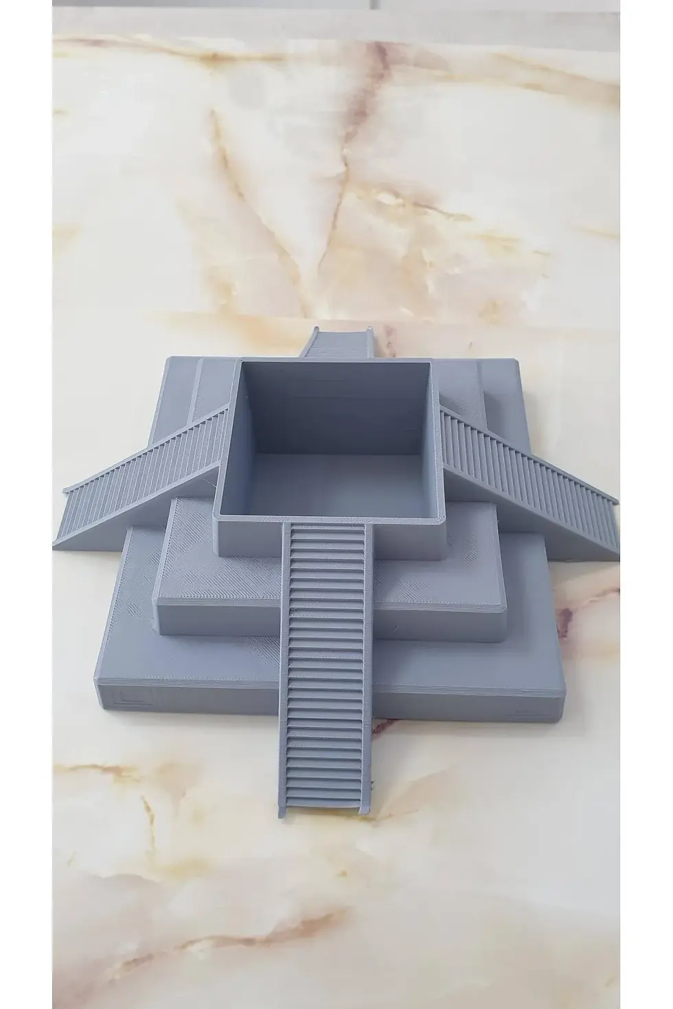 Küçük resim: 3D Baskı Aztek Piramit Görünümlü Saksı