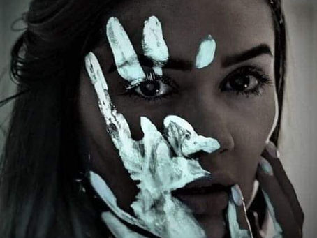 La sorcière femme intuitive moderne avec ses mémoires du passé