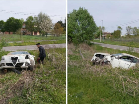 Folle fuga nel traffico finisce con un incidente dopo l'inseguimento. Bloccati e denunciati, uno è minorenne. Avevano anche dei coltelli