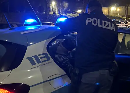 Dà in escandescenze dopo lo scontro. Botte a poliziotto e vigili