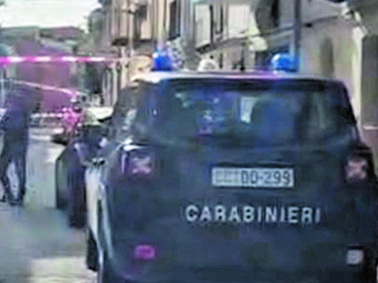 Madre e figlio morti a casa, lui si è impiccato