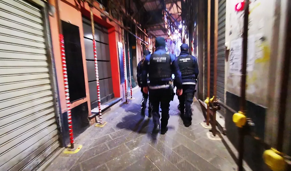 Scoperto in via Gramsci, spacciatore rompe il naso a una guardia giurata