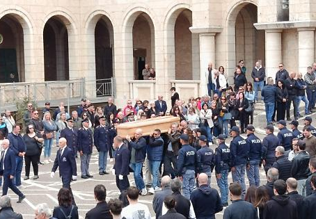 Sciacalli in casa del poliziotto Tommaso Alessi durante i suoi funerali