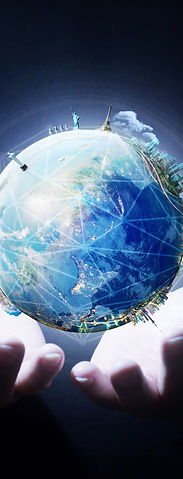 homme-d'affaires-au-bureau-utilisant-une-interface-mondiale-tactile-numérique-avec-sa-main-SBI-301985926.jp