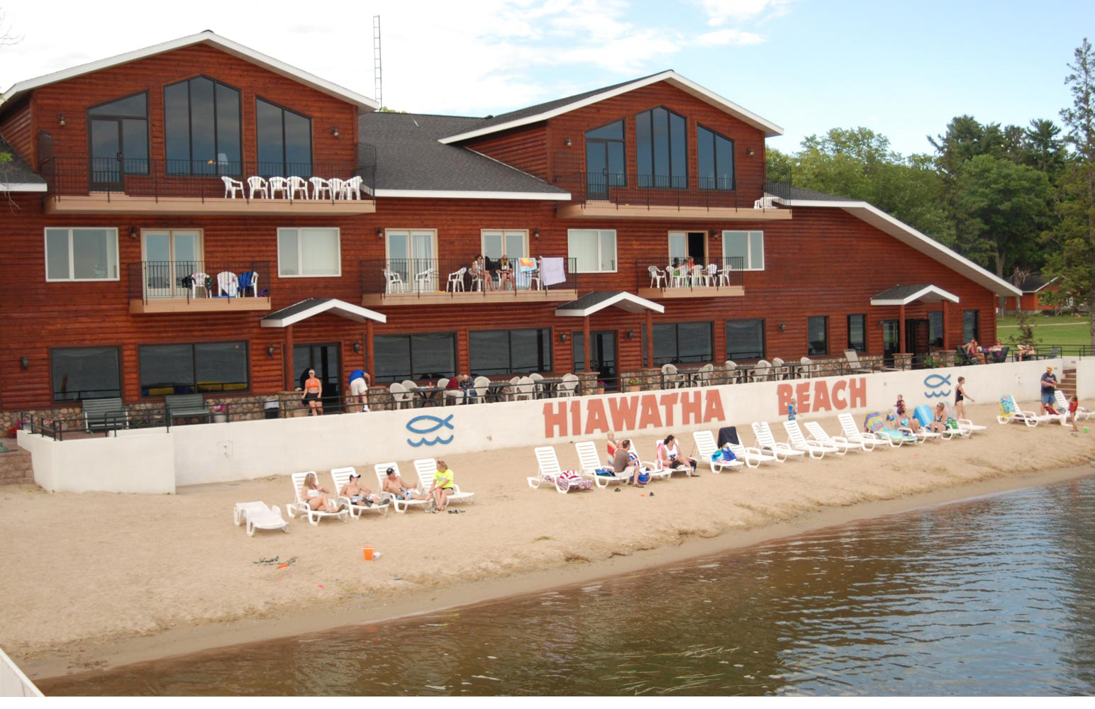 Fishing & Houseboat Rentals on Leech Lake MN Hiawatha Beach Resort