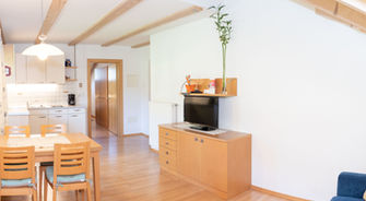 Wohnraum der Ferienwohnung "Sonnenuntergang" auf dem Getzenbergerhof in Kiens auf die Dolomiten