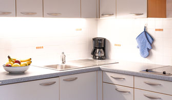 Küche und Küchenausstattung der Ferienwohnung "Sonnenaufgang" am Getzenbergerhof - Urlaub auf dem Bauernhof