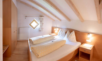 Schlafzimmer der Ferienwohnung "Waldblick" auf dem Getzenbergerhof in Kiens