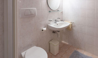 Badezimmer der Ferienwohnung "Waldblick" auf dem Getzenbergerhof in Kiens