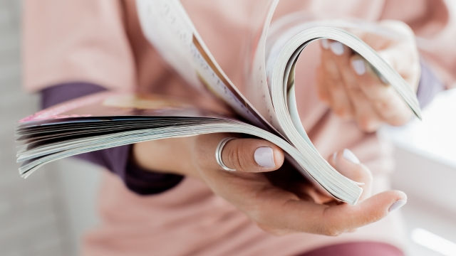 mujer leyendo una revista