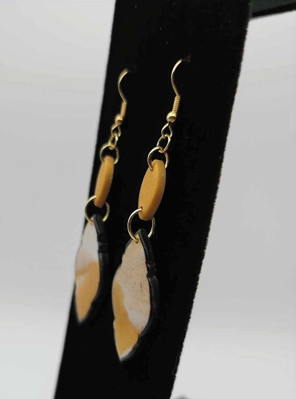 Thumbnail: Scalloped Diamond Dangling Earrings