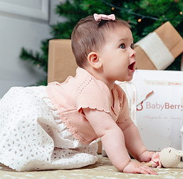 Bebé niña usando vestido de algodón Tangüis hipoalergénico de Babyberry Perú.