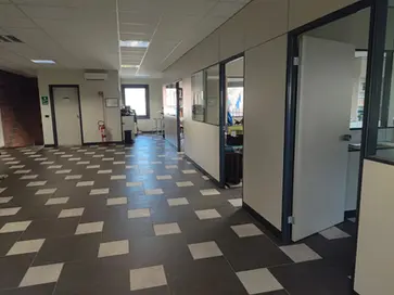Corridoio degli uffici interni di S.I.F. S.r.l. con arredamento moderno e spazi organizzati.