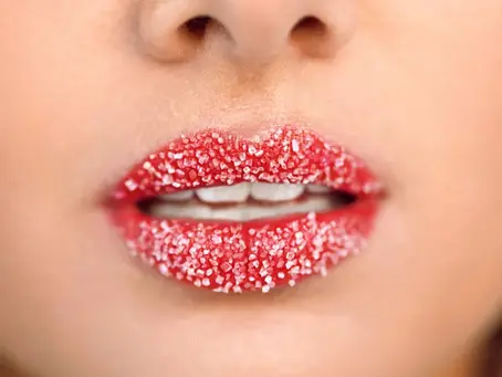 Απαλά και ζουμερά χείλη με το πιο εύκολο σπιτικό scrub