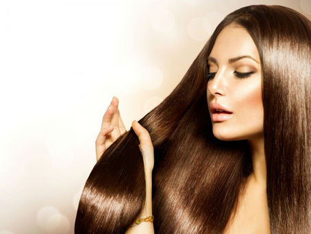 Τι κάνουν όσες έχουν μόνιμα λαμπερά μαλλιά; Αντιγράψτε τα μυστικά τους!