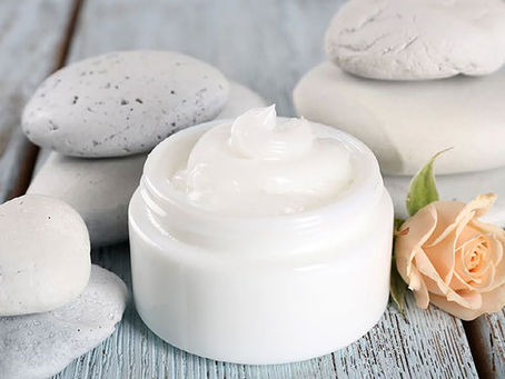 Πως απλώνεται σωστά η ενυδατική σε πρόσωπο και λαιμό