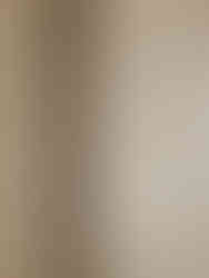 Baie modernă cu marmură, iluminată, cu chiuvetă pe plintă din lemn, duș, wc. Design interior elegant, tonuri neutre și decor minimal.