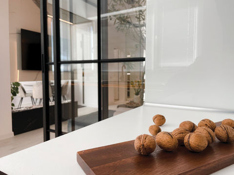 Design interior minimalist alb-negru realizat de Bianca Ivan Interior Design în București.