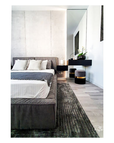 Dormitor spațios monocrom cu pat mare și tapet vintage Bianca Ivan Interior Design București Militari.