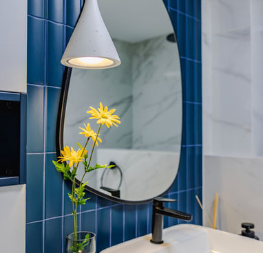 Design baie modernă cu marmură albă și detalii negre – Bianca Ivan Interior Design.