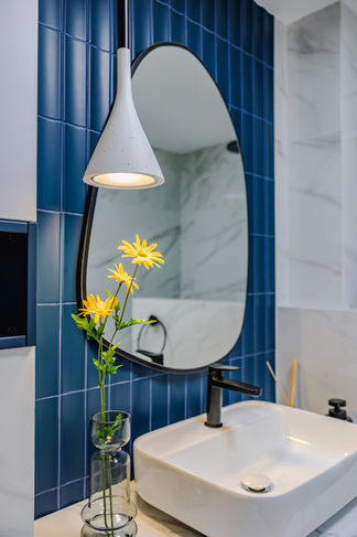Design baie modernă cu marmură albă și detalii negre – Bianca Ivan Interior Design.