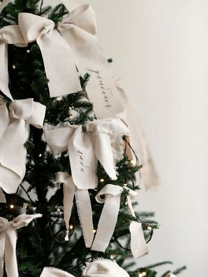 Alb, argintiu și lemn natural decoratiuni si brad de Craciun