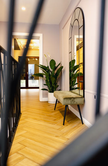 Design modern de hol cu accente metalice negre – Bianca Ivan Interior Design.