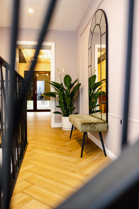 Design modern de hol cu accente metalice negre – Bianca Ivan Interior Design.