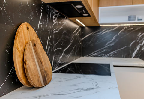 Design bucatarie modernă cu marmură albă si neagra și detalii de lemn– Bianca Ivan Interior Design.