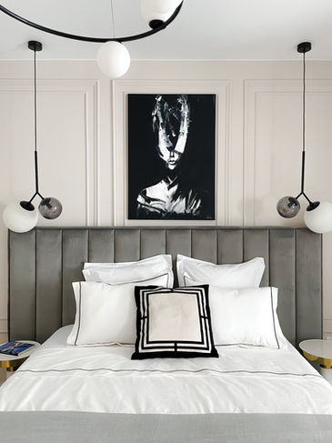 Dormitor modern cu tăblie tapițată gri, pat de la Tandem – Bianca Ivan Interior Design București