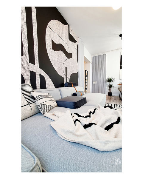 Living spațios monocrom cu tapet geometric de la Vladila Bianca Ivan Interior Design București Militari.