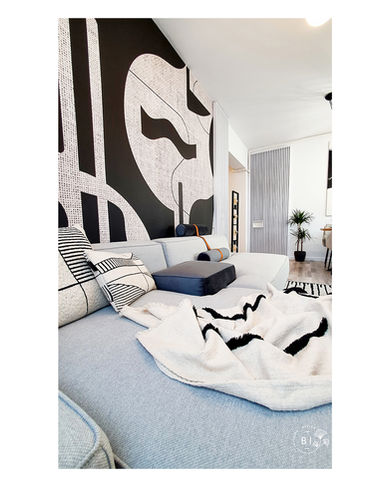 Living spațios monocrom cu tapet geometric de la Vladila Bianca Ivan Interior Design București Militari.